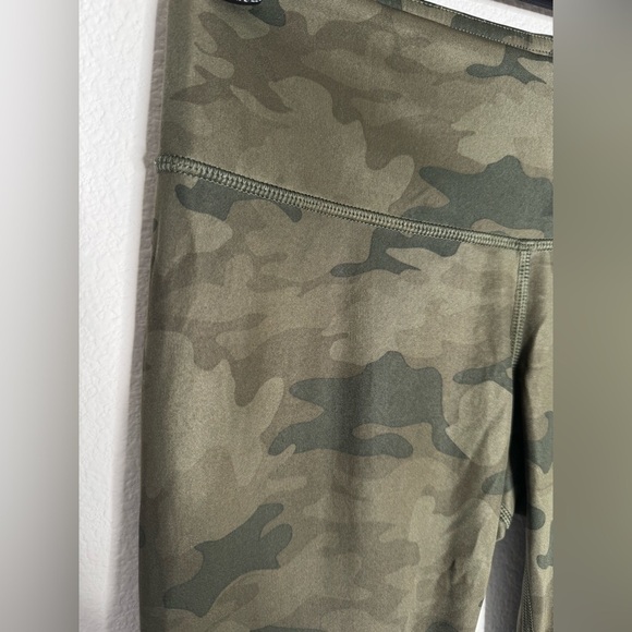 Lululemon wunder under crop green camo leggings size 4 - Picture 3 of 5